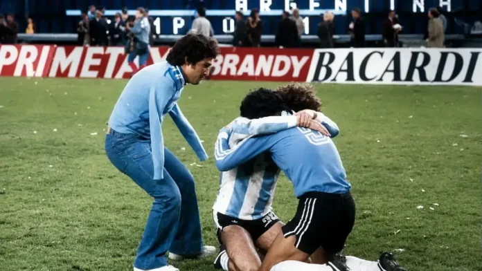 Víctor Dell’Aquila va al encuentro del arquero Ubaldo Fillol y Alberto Tarantini que se funden en un abrazo emotivos tras vencer a Países Bajos en la final del Mundial 1978, disputada en el estadio Monumental el 25 de junio de 1978. Fillol llamó a ese abrazo, El Abrazo del Alma.