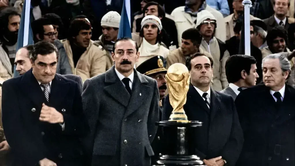 La Primera Junta de Gobierno en el Palco Oficial el día de la final: Massera, Videla y Agosti
