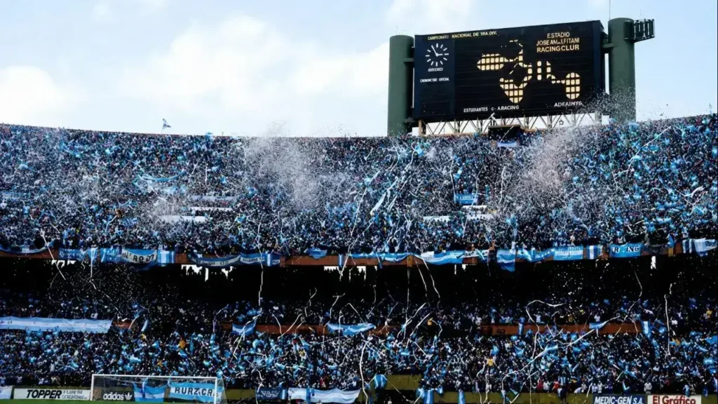 Y los muchachos tiraron papelitos