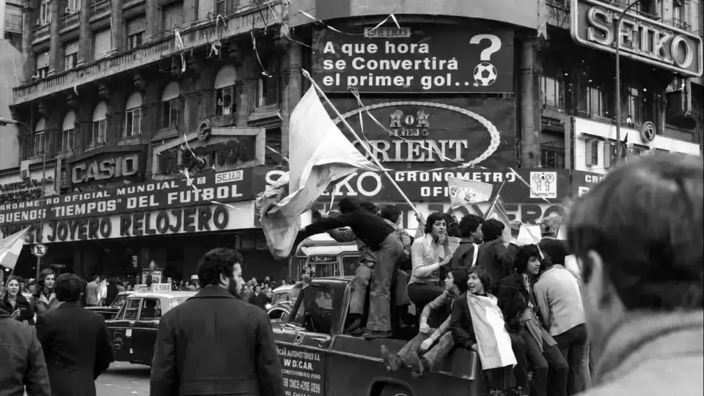 Todo liberado, en pleno centro de la entonces Capital Federal, autos, camioneta y colectivos con hinchas y banderas