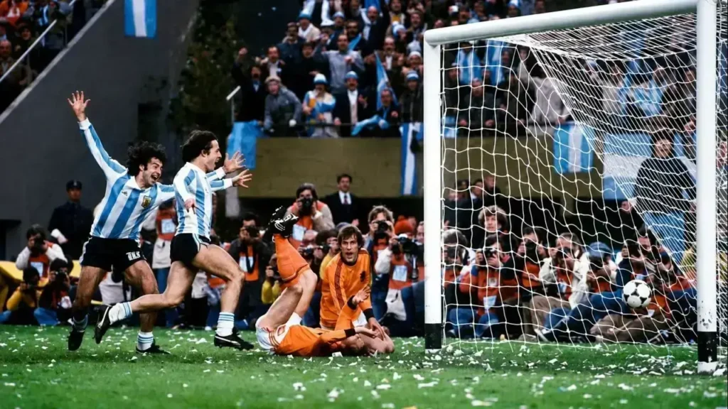 Para el país, sumido en la represión, el engaño, la mentira y la desinfromación, Mario Alberto Kempes era el crack del momento