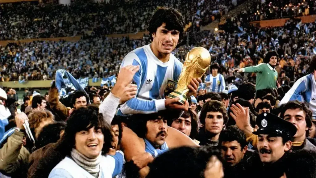 Passarella orgulloso con la Copa del Mundo da la vuelta olímpica