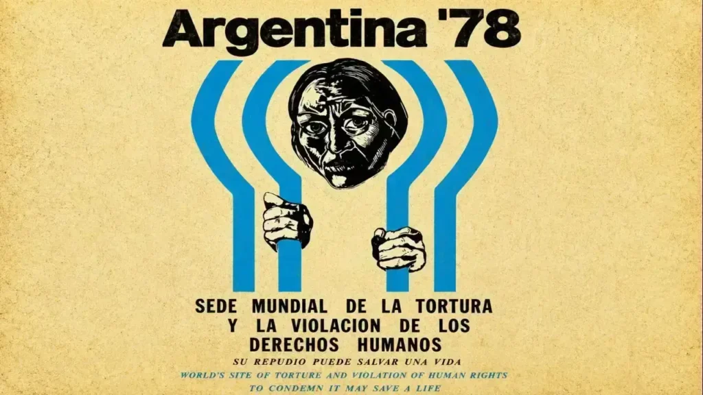 Es un afiche de denuncia realizado por organizaciones de solidaridad con Argentina durante la campaña internacional de boicot al Mundial de 1978, impulsada para denunciar las violaciones a los derechos humanos cometidas por la dictadura militar.
En el cartel se ve una reinterpretación del logotipo oficial de Argentina '78: las franjas celestes que representaban los brazos levantados de un gol son transformadas en barrotes de una celda, detrás de los cuales aparece el rostro y las manos de un prisionero.