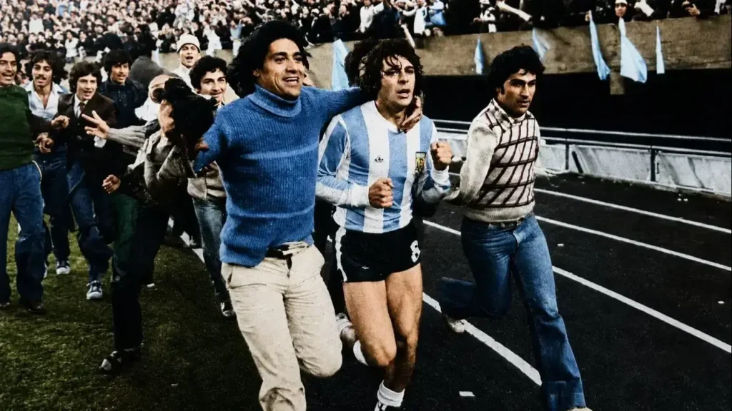 Y no solo se abrazó a Tarantini y Fillol, también se dio el gusto de dar la vuelta olímpica en el Monumental abrazado a un jugador de la Selección Nacional