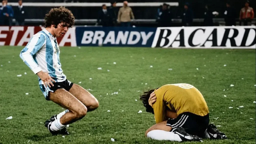 Tarantini esta a punto de arrodillarse para fundirse en un abrazo con Ubaldo Fillol