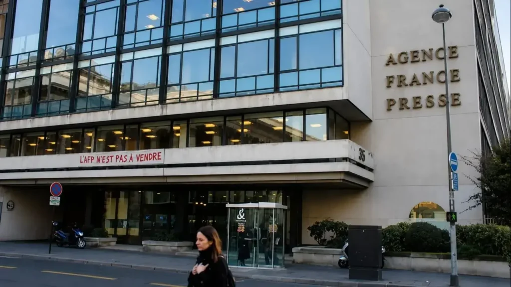 La gigantesca Agencia de Noticias Fran Press y su frase más famosa: "a la poubelle"