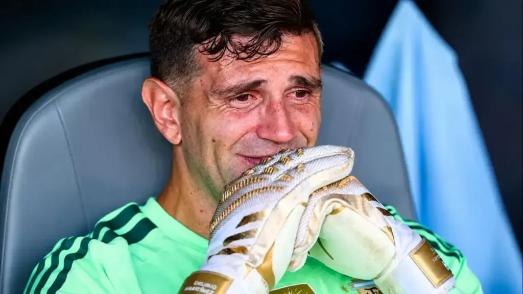 Dibu, atajaste como ataja un campeón y llorás como llora un campeón que no puedo retener la copa pero que se luce en cada encuentro, en cada partido, en cada confrontación
