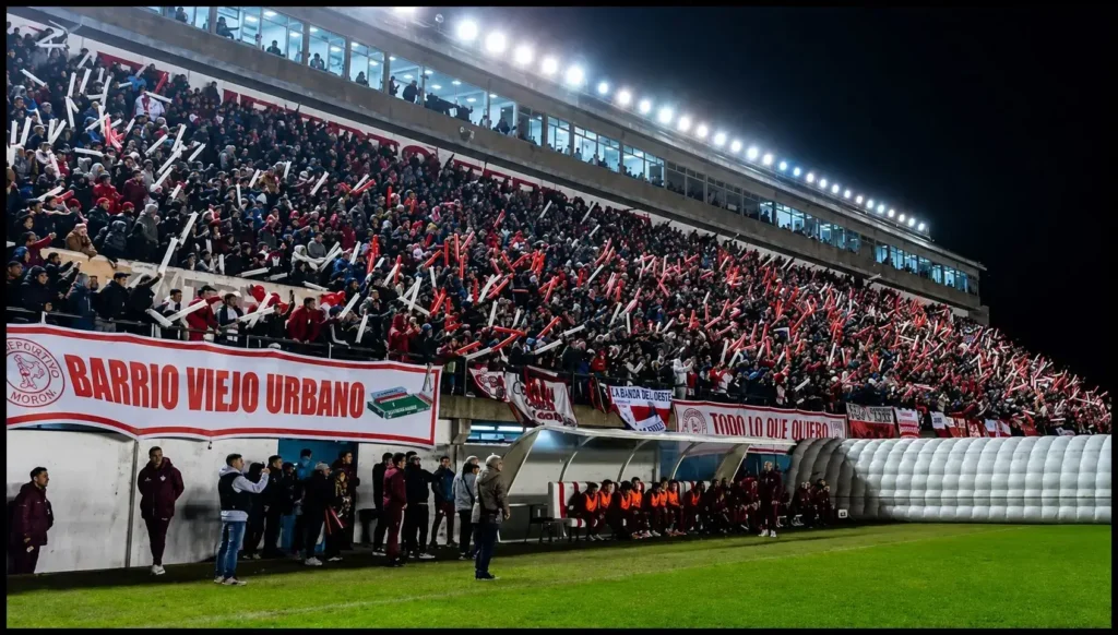 Publico en el Estadio de Deportivo Morón