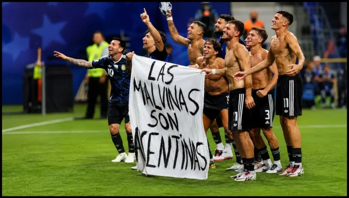 La Selección Argentina muestra la bandera Las Malvinas son Argentinas