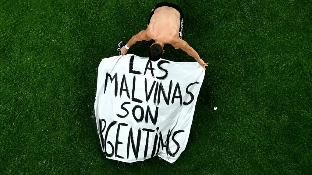 La bandera con el reclamo por Las Islas Malvinas sobre territorio norteamericano