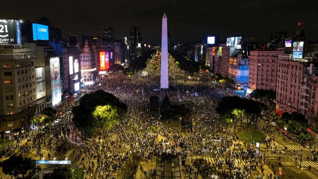 Mientras estas tragedias ocurrían la gente, obvio, festejaba