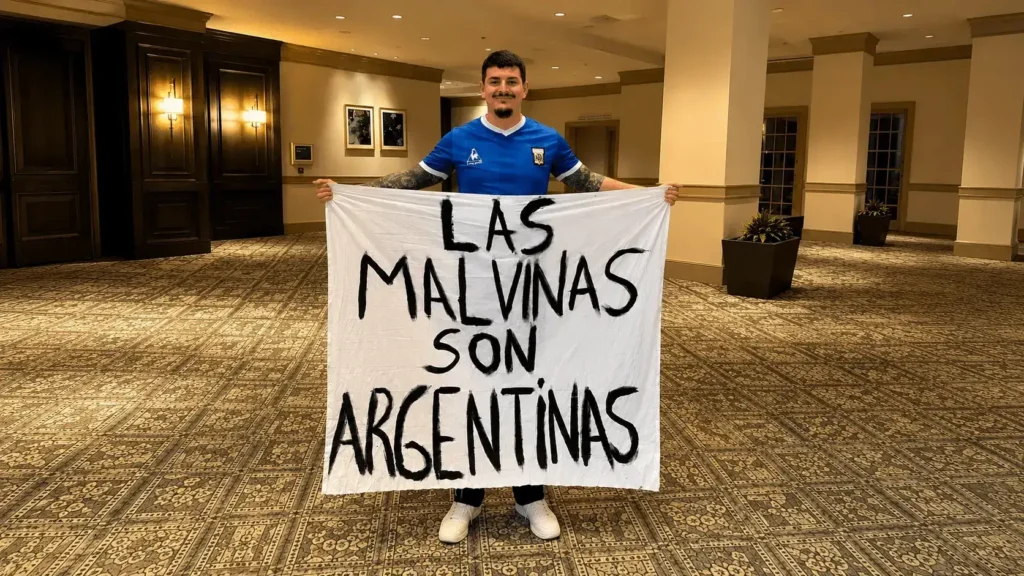 El mozo del plantel confirmó que la bandera viaja junto al equipo
