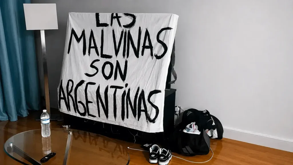 La bandera en el Hotel de los jugadores de la Selección Argentina que hicieron los pibes de Villa Luro
