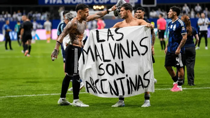 Increíble el efecto mariposa de esa bandera hecha a pulmón y con dos mangos