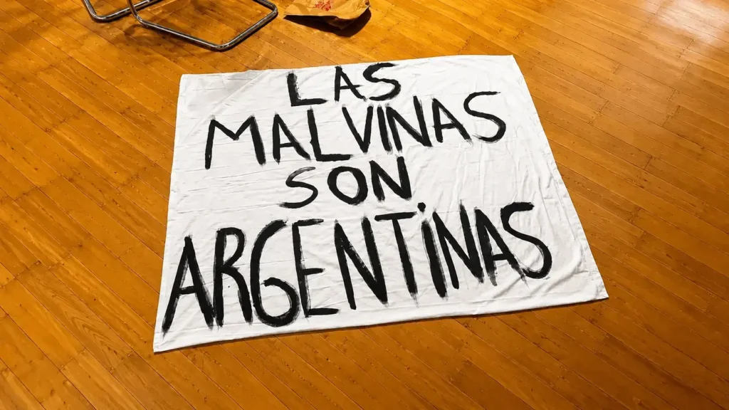 La foto de la bandera en el hotel de Atlanta antes del partido entre Argentina-Inglaterra