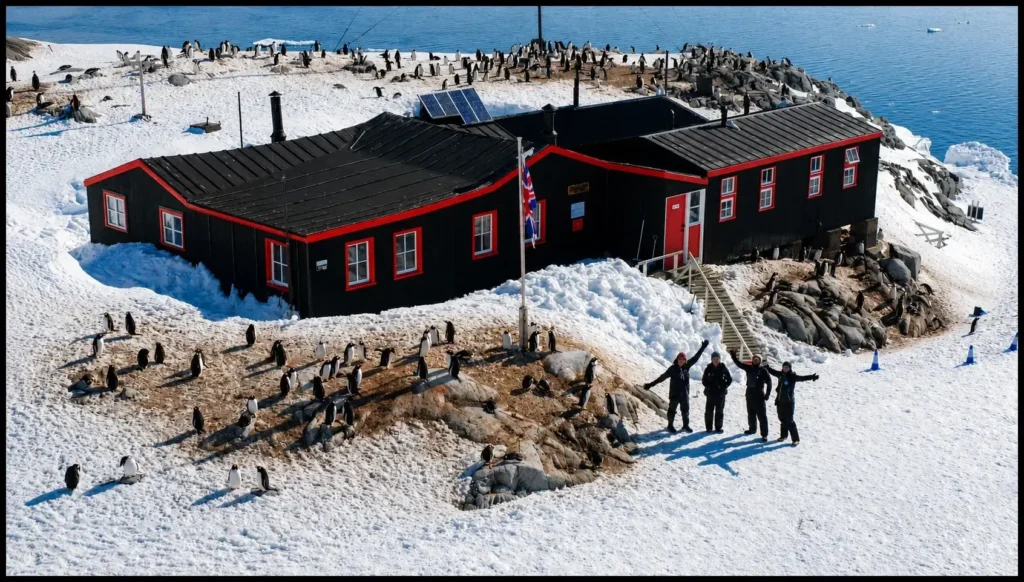 Base británica Rothera, en la Antártida, rodeada por una colonia de pingüinos. El Reino Unido mantiene varias instalaciones científicas permanentes en el continente blanco, en el marco del Sistema del Tratado Antártico