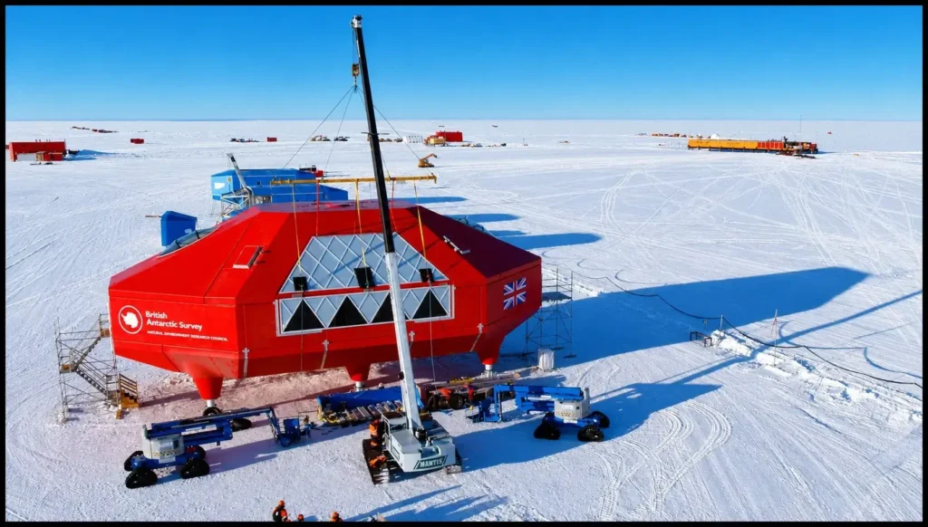La estación británica Halley VI, operada por el British Antarctic Survey (BAS), es una de las principales bases científicas del Reino Unido en la Antártida. Diseñada para desplazarse sobre el hielo, desarrolla investigaciones sobre clima, glaciología, atmósfera y el agujero de ozono.