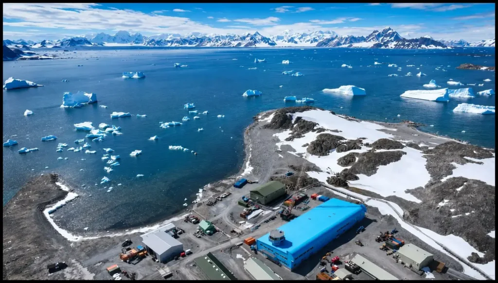 Vista aérea de la estación estadounidense McMurdo, la mayor base científica de la Antártida. Ubicada en la isla de Ross, funciona como el principal centro logístico de Estados Unidos para las investigaciones científicas y las operaciones en el continente blanco.
