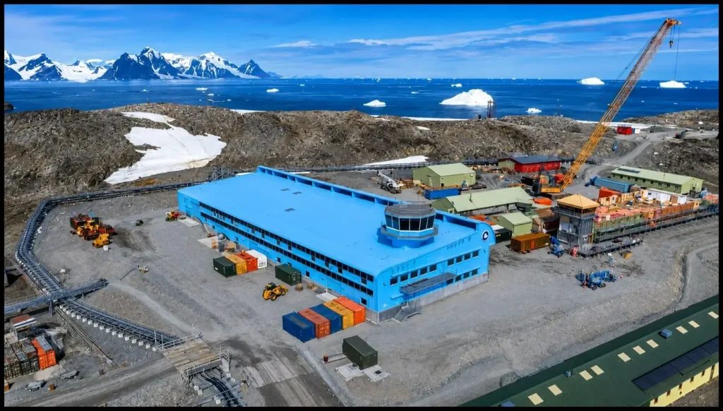Complejo principal de la estación estadounidense McMurdo, en la isla de Ross, Antártida. Considerada la mayor base científica del continente, es el principal centro logístico de Estados Unidos para las investigaciones polares y el apoyo a las misiones en el interior antártico.