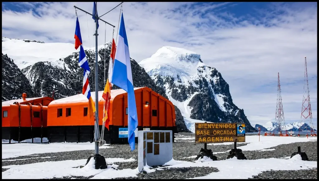 La Base Orcadas, inaugurada en 1904, es la estación científica permanente más antigua de la Antártida en funcionamiento ininterrumpido. Administrada por la Argentina, simboliza más de un siglo de presencia nacional, investigación y soberanía en el continente blanco.