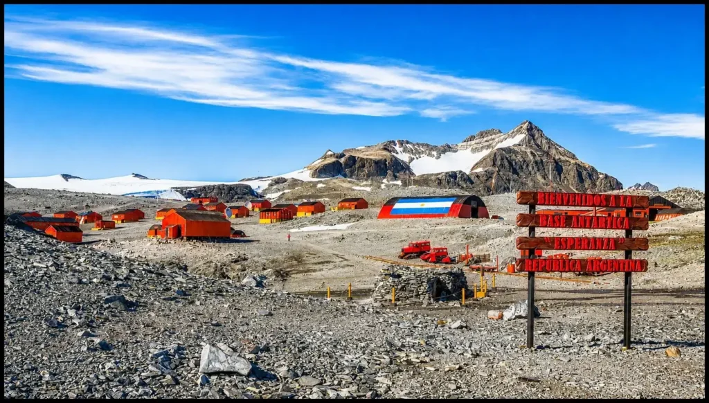 La Base Esperanza, una de las principales estaciones permanentes de la Argentina en la Antártida, combina actividades científicas, logísticas y de apoyo. Allí funciona desde 1978 la escuela más austral del mundo y nació el primer ser humano en el continente antártico, reafirmando la presencia argentina en la región.