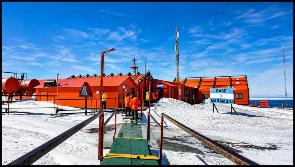 La Base Marambio, principal puerta de entrada aérea de la Argentina a la Antártida, opera durante todo el año gracias a su pista de aterrizaje sobre suelo firme. Desde allí se coordinan vuelos, operaciones logísticas y numerosas campañas científicas en el continente blanco.