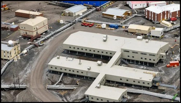 Instalaciones de la estación estadounidense McMurdo, el mayor complejo científico y logístico de la Antártida. La base cuenta con laboratorios, alojamientos, centrales de servicios e infraestructura que permite sostener investigaciones durante todo el año y apoyar las misiones hacia el interior del continente.
