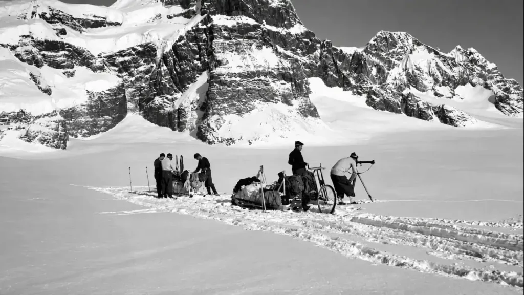 Miembros de la expedición de la Operación Tabarín inspeccionando en la isla de Wiencke