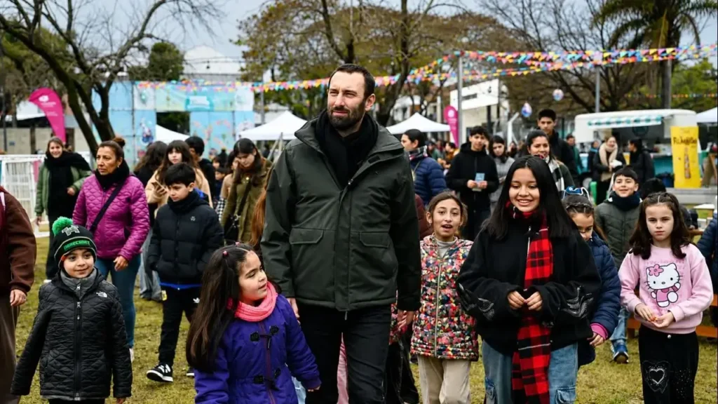 El intendente de Hurlingham, Damián Selci, de recorrida en el Parque de Invierno. Lo invitaron a los autitos chocadores pero no quiso subrir. Es un joven prudente.