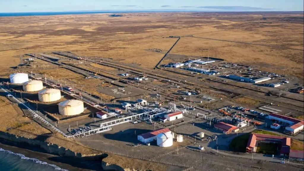 Vista aérea de una terminal de almacenamiento y despacho de hidrocarburos en la cuenca del Golfo San Jorge. Desde este tipo de instalaciones, el petróleo extraído en los yacimientos es almacenado, tratado y enviado por oleoductos o buques hacia refinerías y mercados de exportación.