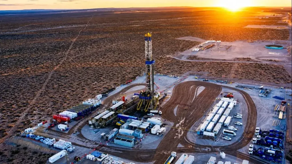 Una torre de perforación opera en el yacimiento de Vaca Muerta, en la cuenca neuquina, donde se concentra el desarrollo de hidrocarburos no convencionales que abastecen buena parte del mercado energético argentino y potencian las exportaciones de petróleo y gas.