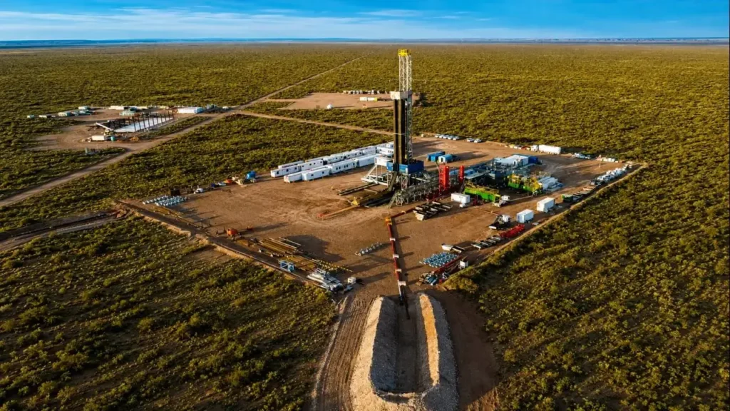 Vista aérea de un equipo de perforación en Vaca Muerta, donde se desarrollan operaciones de exploración y producción de petróleo y gas no convencional. Cada plataforma concentra maquinaria, personal e infraestructura clave para el aprovechamiento de uno de los mayores reservorios de shale del mundo.