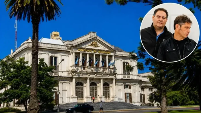 Axcel Kicillof y su Ministro de Seguridad, Javier Alonso. Detrás el Ministerio de Seguridad de la Provincia de Buenos Aires.