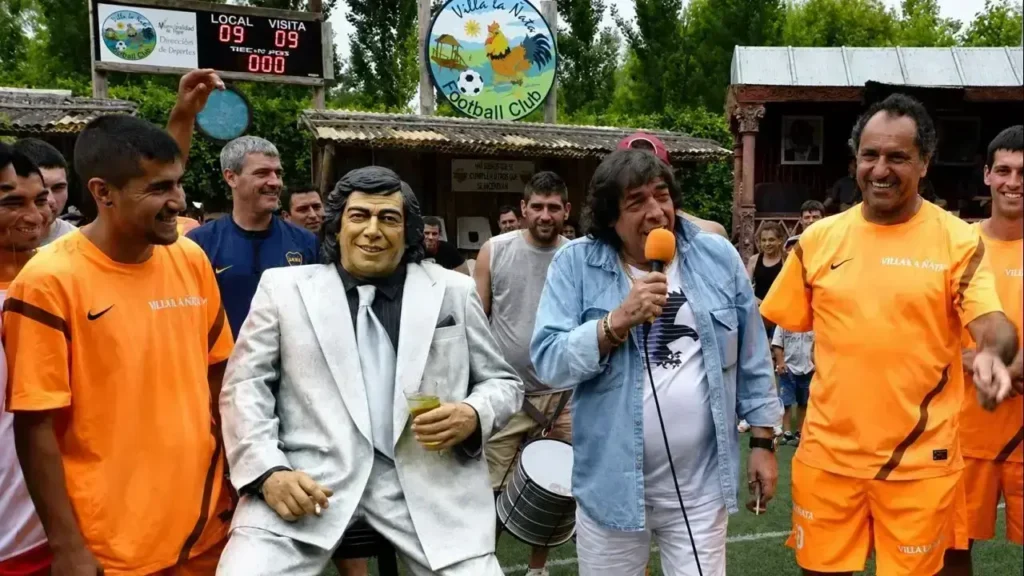 La inauguración de la escultura de Cacho Castaña