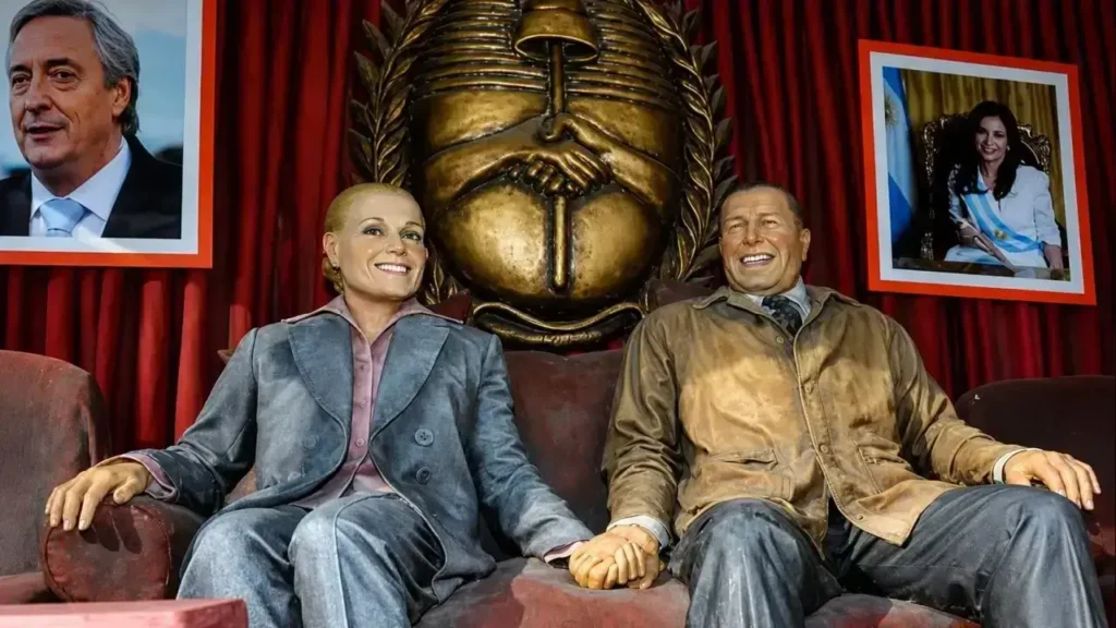 La escultura de Evita y Perón