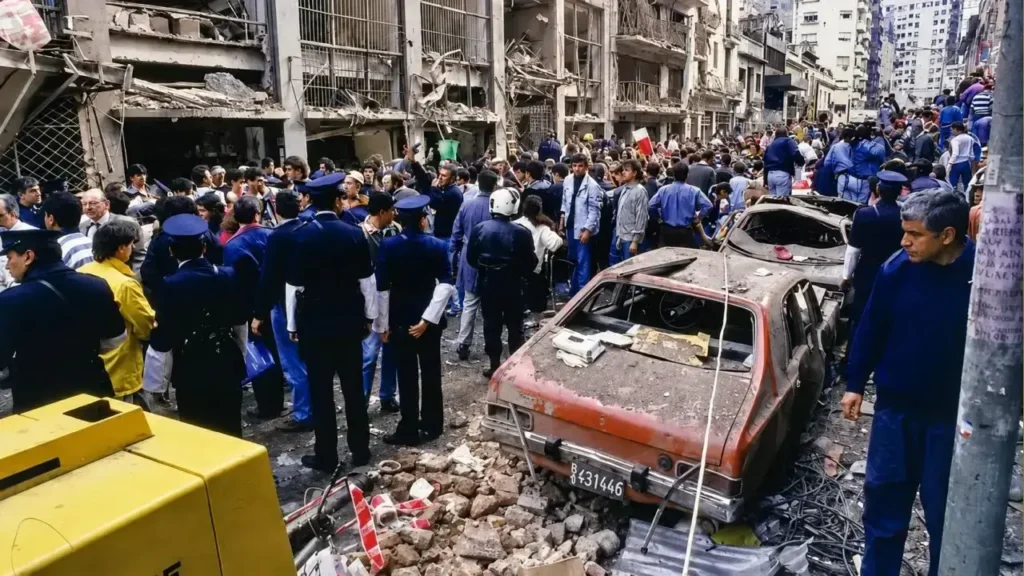 Aunque Argentina y la comunidad judía había sufrido con anterioridad el atentado a la Embajada de Israel, el coche bomba contra la AMIA fue más trágico ya que afecto gente común sin rango institucional que jamás avisoró  el peligro.