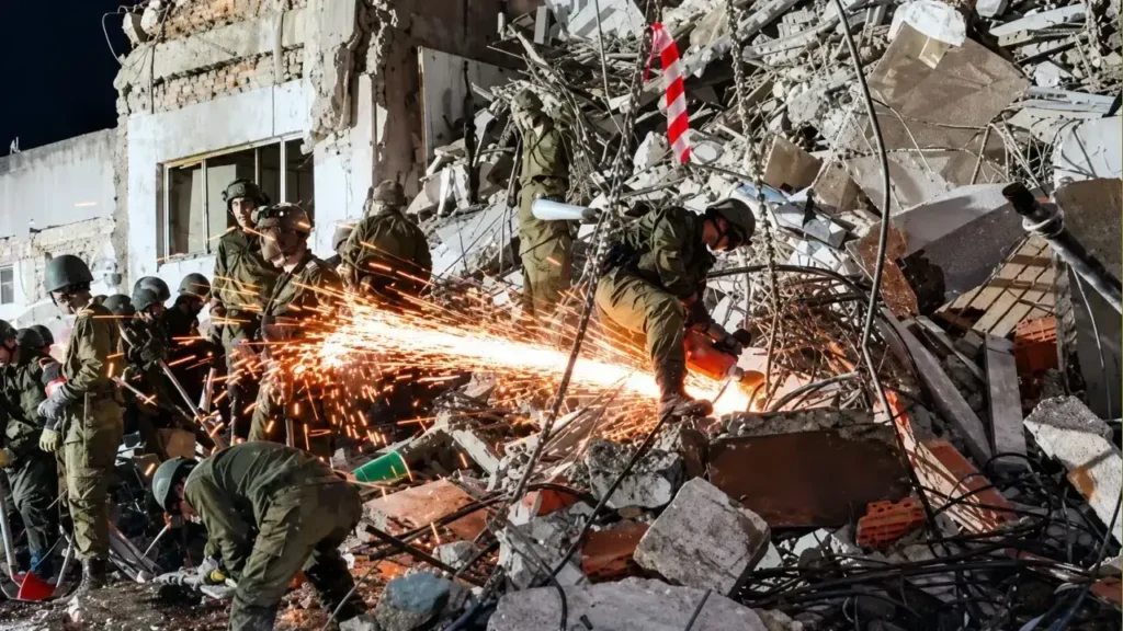 Toneladas de escombros y hierros volaron por el aire atrapando a la gente dentro de la Mutual Israelí.