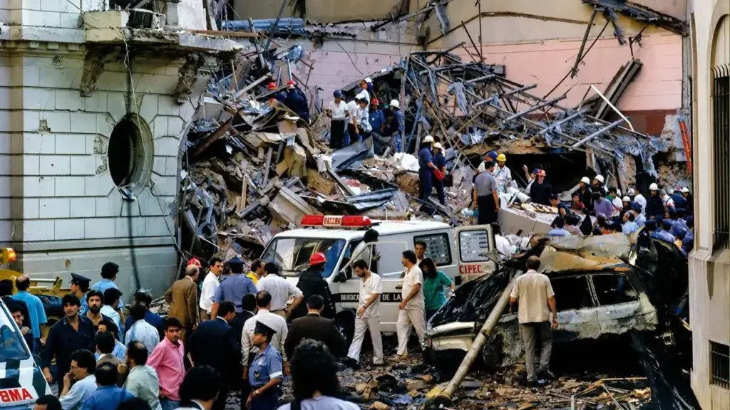 Los muertos, irrecuperables, irreveribles, que afectan hasta los huesos, se suman los trescientos heridos, muchos de gravedad.