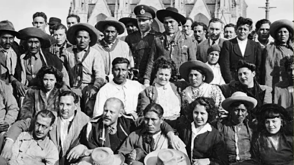 Participantes del Malón de la Paz posan para una fotografía en Buenos Aires, en 1946, tras recorrer cerca de 2.000 kilómetros desde Jujuy y Salta para reclamar la restitución de sus tierras ancestrales. La movilización se convirtió en un hito de la lucha de los pueblos originarios en la Argentina.