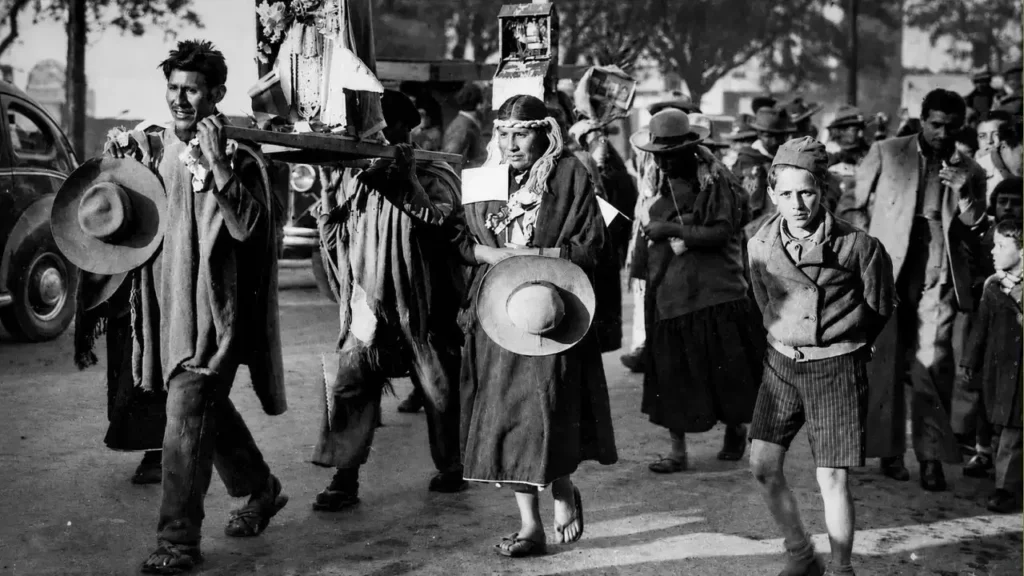 Integrantes del Malón de la Paz avanzan durante su histórica marcha hacia Buenos Aires en 1946. Hombres, mujeres y niños de comunidades kollas recorrieron cerca de 2.000 kilómetros desde la Puna de Jujuy y Salta para reclamar de manera pacífica la restitución de sus tierras ancestrales, en una de las movilizaciones indígenas más importantes de la historia argentina.