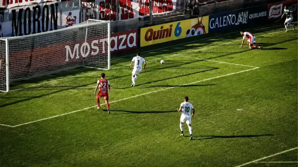 Fagúndez fue a presionar con decisión y generó el desconcierto en toda la defensa visitante