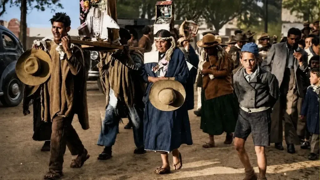 La imagen coloreada con IA para apreciarla mejor. Llama la atención el joven a la derecha mirando fijo la cámara que lo retrataría hasta hoy.
