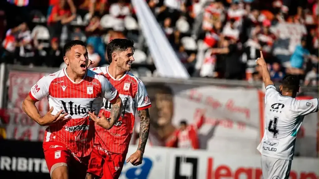 Franco Fagúndez festeja uno de sus goles a los que tiene acostrumbrada a la hinchada