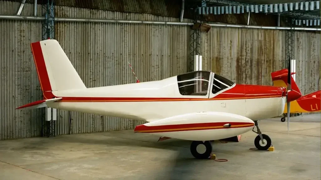 Los hangares y las aeronaves utilizadas para las prácticas de los estudiantes.