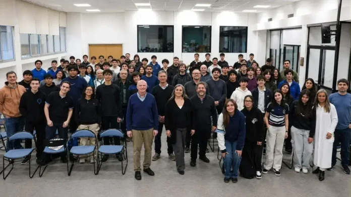 El reconocimiento alcanzó tanto a los estudiantes que integraron el equipo como a los docentes que los acompañaron durante la competencia.