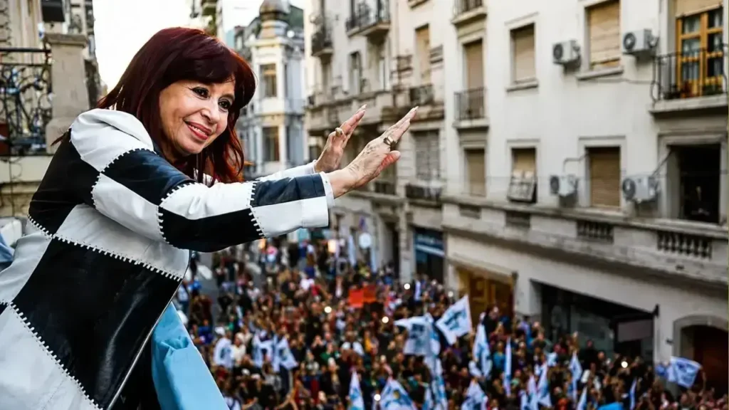 Uno, dos o tres veces por día Cristina sale al balcon, vuelve a su departamento y sacude la política