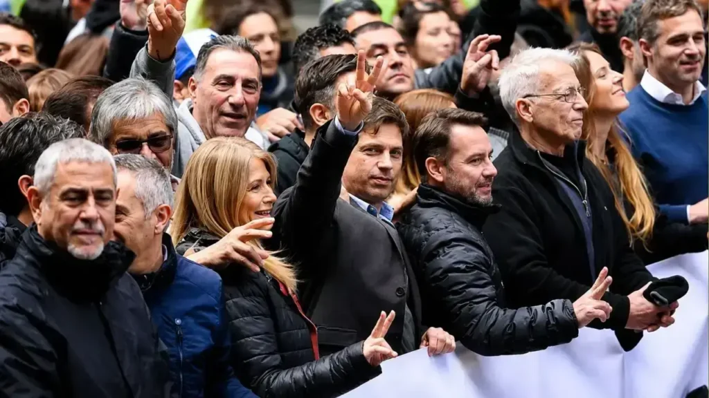 A toda costa, Axel Kicillof tiene que evitar la interna partidaria, el esquema en el que Cristina Kirchner tiene más chances