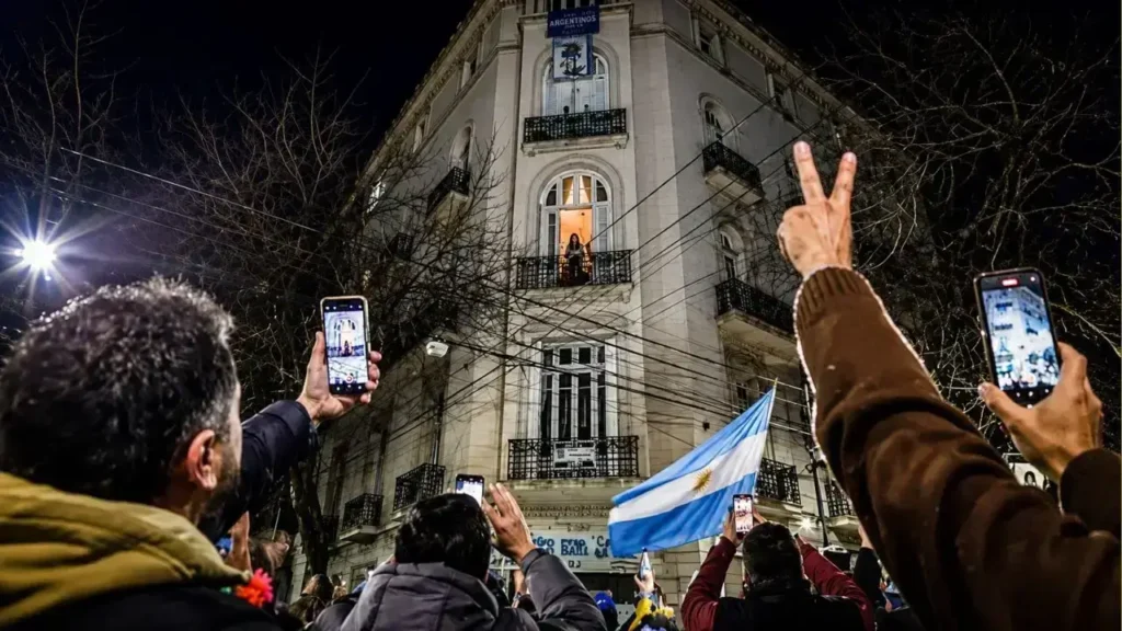 Solo con un balcón y sin poder salir de San José 1111, Cristina es necesaria. Sin embargo, la Provincia de Buenos Aires vuelve a buscar la autonomía que nunca tuvo bajo el kirchnerismo.