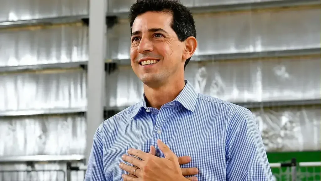 Wado de Pedro, uno de los hijos preferidos de Cristina Fernández de Kircher. Ya lo ungió pre candidato a Presidente de la Nación pero no prosperó. Ahora quizás peleé la Gobernación.