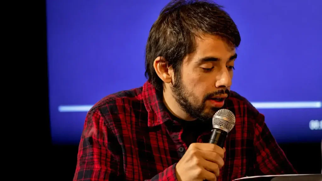 Gabriel Cortiñas se ha convertido en una de las figuras más relevantes de la poesía argentina contemporánea
